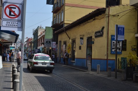 En calles principales del centro de Xalapa se renovaron las señales viales con los logos y colores del actual administración municipal.