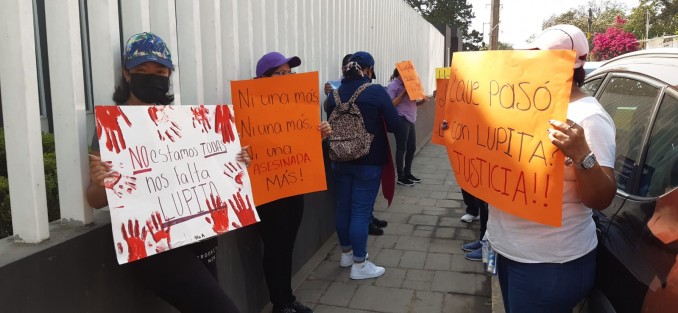 Cárcel a los asesinos, justicia para Lupita, se leía en las pancartas de los trabajadores y alumnos de la Universidad de Valladolid, quienes se manifestaron en la Sala de Juicios Orales, en Pacho Viejo, municipio de Coatepec, exigiendo justicia por el asesinato de Guadalupe Martínez Aguilar, rectora de la institución educativa. Aunque hay detenidos por el caso, el litigio continúa. 

