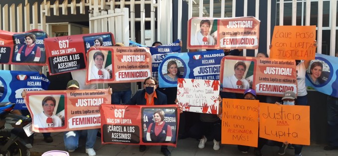 Cárcel a los asesinos, justicia para Lupita, se leía en las pancartas de los trabajadores y alumnos de la Universidad de Valladolid, quienes se manifestaron en la Sala de Juicios Orales, en Pacho Viejo, municipio de Coatepec, exigiendo justicia por el asesinato de Guadalupe Martínez Aguilar, rectora de la institución educativa. Aunque hay detenidos por el caso, el litigio continúa. 

