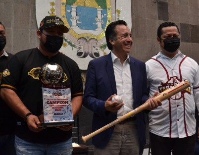 La Copa Veracruz 2022 cumplió el objetivo de formar de manera integral a los jóvenes y alcanzar todos los rincones del estado con la promoción del deporte, por ello el próximo año realizaremos la segunda edición, afirmó el gobernador Cuitláhuac García Jiménez al encabezar la ceremonia de premiación del torneo estatal de béisbol.

