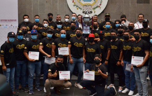 La Copa Veracruz 2022 cumplió el objetivo de formar de manera integral a los jóvenes y alcanzar todos los rincones del estado con la promoción del deporte, por ello el próximo año realizaremos la segunda edición, afirmó el gobernador Cuitláhuac García Jiménez al encabezar la ceremonia de premiación del torneo estatal de béisbol.


