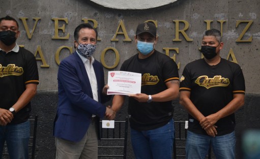 La Copa Veracruz 2022 cumplió el objetivo de formar de manera integral a los jóvenes y alcanzar todos los rincones del estado con la promoción del deporte, por ello el próximo año realizaremos la segunda edición, afirmó el gobernador Cuitláhuac García Jiménez al encabezar la ceremonia de premiación del torneo estatal de béisbol.

