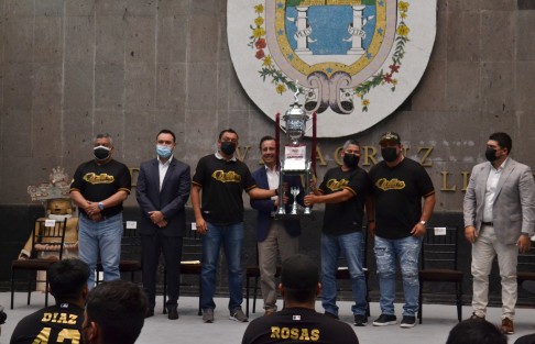 La Copa Veracruz 2022 cumplió el objetivo de formar de manera integral a los jóvenes y alcanzar todos los rincones del estado con la promoción del deporte, por ello el próximo año realizaremos la segunda edición, afirmó el gobernador Cuitláhuac García Jiménez al encabezar la ceremonia de premiación del torneo estatal de béisbol.

