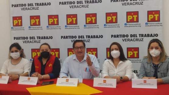 El dirigente estatal del Partido del Trabajo, Vicente Aguilar Aguilar,  dijo que el próximo domingo 10 de abril muchos mexicanos acudirán a ratificar con su voto la administración del Presidente de la República. Como lo han hecho funcionarios, aseguró que la gran cantidad de personas que acudieron el sábado al mitin en Xalapa, lo hicieron voluntariamente.    