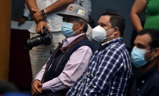 Mario A. Chama, en compañía de su hijo Ramse Chama, uno de los empresarios que apoyaron la Copa de beisbol Veracruz 2022, participaron en la premiación del equipo ganador, Gallos de Santa Rosa, de Ciudad Mendoza. 