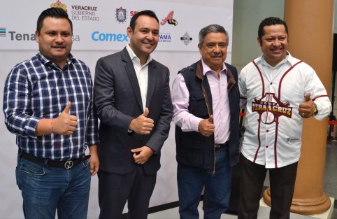 Mario A. Chama, en compañía de su hijo Ramse Chama, uno de los empresarios que apoyaron la Copa de beisbol Veracruz 2022, participaron en la premiación del equipo ganador, Gallos de Santa Rosa, de Ciudad Mendoza. Al final del evento tuvieron la oportunidad de saludar al titular de SEFIPLAN José Luis Lima Franco, y tomarse la foto con los otros patrocinadores de dicha Copa.