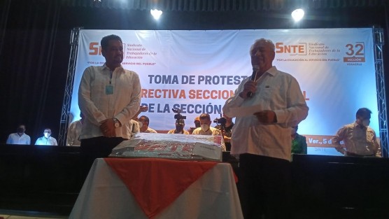 Daniel Covarrubias López rindió protesta como dirigente de la Sección 32 del SNTE junto con quienes integran la directiva seccional sindical. Al evento acudieron los exdirigentes Juan Nicolás Callejas y Gaudencio Hernández Burgos, así como diputados locales. 