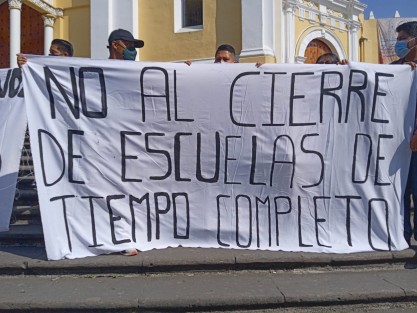 Jóvenes antorchistas integrantes de la Federación Nacional de Estudiantes Revolucionarios Rafael Ramírez (FNERRR), se manifestaron frente a Palacio de Gobierno para exigir que continúe el programa de Escuelas de Tiempo Completo.