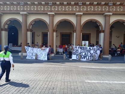 Jóvenes antorchistas integrantes de la Federación Nacional de Estudiantes Revolucionarios Rafael Ramírez (FNERRR), se manifestaron frente a Palacio de Gobierno para exigir que continúe el programa de Escuelas de Tiempo Completo.