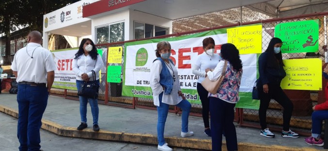 Integrantes del Sindicato Estatal de Trabajadores de la Educación (SETE) se plantaron en la SEV. Demandan que continúen las Escuelas de Tiempo Completo, cambios de adscripción y autorización de becas de reembolso.