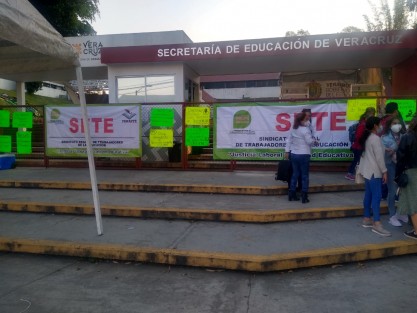 Integrantes del Sindicato Estatal de Trabajadores de la Educación (SETE) se plantaron en la SEV. Demandan que continúen las Escuelas de Tiempo Completo, cambios de adscripción y autorización de becas de reembolso.