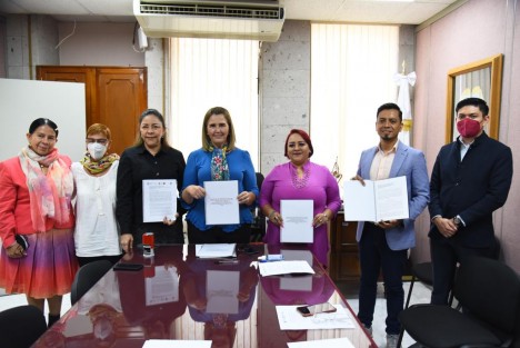 Para que Veracruz cuente con una legislación acorde con la nueva realidad social y esté a la vanguardia en la garantía de los derechos de las personas con VIH, Mesa Directiva de la LXVI Legislatura, recibió de la activista Patricia Ponce Jiménez y del abogado José Antonio Matus Régules la Iniciativa con Proyecto de Ley para la Prevención, Detección y Atención Integral del Virus de Inmunodeficiencia Humana en el Estado de Veracruz de Ignacio de la Llave.

