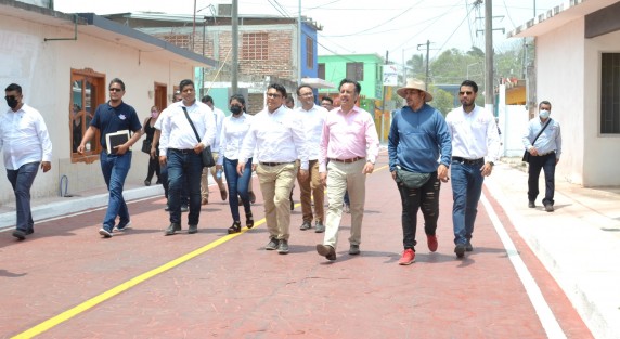 El gobernador Cuitláhuac García supervisó obras en el circuito Las Gaviotas, en la comunidad de Chachalacas, donde recibió también el saludo de los habitantes.