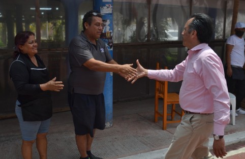El gobernador Cuitláhuac García supervisó obras en el circuito Las Gaviotas, en la comunidad de Chachalacas, donde recibió también el saludo de los habitantes.