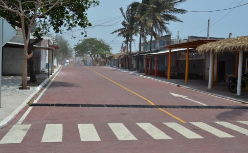 El gobernador Cuitláhuac García supervisó obras en el circuito Las Gaviotas, en la comunidad de Chachalacas, donde recibió también el saludo de los habitantes.