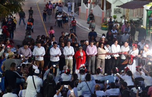 El gobernador Cuitláhuac García Jiménez en compañía del alcalde de Úrsulo Galván, Eder Jero Hernández; funcionarios de gobierno y habitantes del lugar, cortó el listón inaugural de la calle Circuito Gaviotas, como parte del paquete  de obras que se realizan en ese municipio, con una inversión de más de 26 mdp.