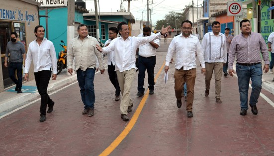 El gobernador Cuitláhuac García Jiménez en compañía del alcalde de Úrsulo Galván, Eder Jero Hernández; funcionarios de gobierno y habitantes del lugar, cortó el listón inaugural de la calle Circuito Gaviotas, como parte del paquete  de obras que se realizan en ese municipio, con una inversión de más de 26 mdp.
