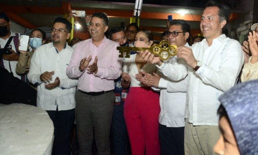 En agradecimiento, el alcalde de Úrsulo Galván entregó las llaves de la ciudad  al mandatario estatal.