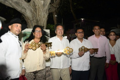 En agradecimiento, el alcalde de Úrsulo Galván entregó las llaves de la ciudad  al mandatario estatal.