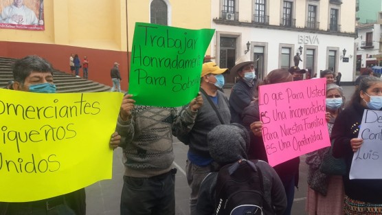 Locatarios del parque Benito Juárez, de Xico, Ver., se manifestaron en Plaza Lerdo; denuncian que fueron desalojados por orden del alcalde Luis Yoval Maldonado.