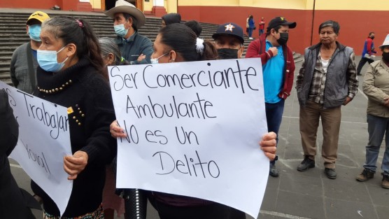 Locatarios del parque Benito Juárez, de Xico, Ver., se manifestaron en Plaza Lerdo; denuncian que fueron desalojados por orden del alcalde Luis Yoval Maldonado.