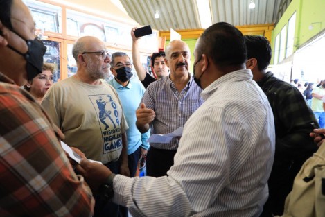 Para conocer y supervisar el avance de la limpieza y mantenimiento que se realiza en la Plaza Clavijero, el presidente municipal Ricardo Ahued Bardahuil llevó a cabo un recorrido por las instalaciones. Anunció la próxima donación de equipo de cómputo para un espacio dedicado al estudio y la elaboración de tareas y trabajos escolares, de hijas e hijos de los comerciantes. 