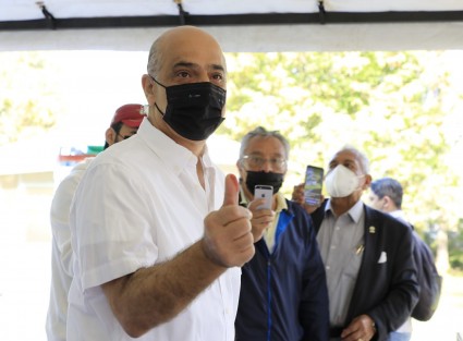 La consulta de Revocación de Mandato es una oportunidad histórica para evaluar a los gobernantes y contribuir a que cada vez se tengan mejores autoridades que sirvan a la sociedad y no se sirvan del cargo, afirmó el presidente municipal Ricardo Ahued Bardahuil tras emitir su voto este domingo en la casilla instalada en el fraccionamiento Las Ánimas.