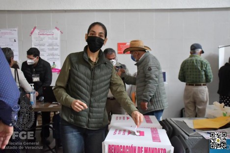 Desde muy temprano, la Fiscal General del Estado cumplió con su deber cívico al asistir a emitir su voto en la casilla especial ubicada en la terminal de autobuses CAXA, en la jornada de Revocación de Mandato.

