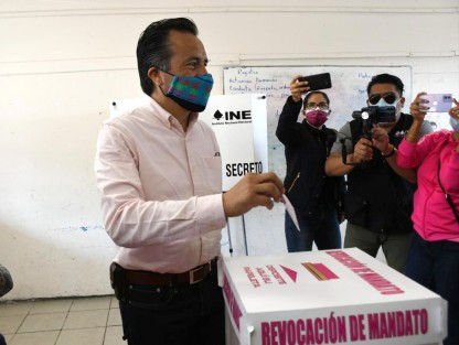 El gobernador Cuitláhuac García Jiménez también emitió su voto durante la jornada de revocación de mandato. 