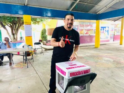 Acude el diputado Juan Javier Gómez Cazarín a emitir su voto, con parte del ejercicio de revocación de mandato.