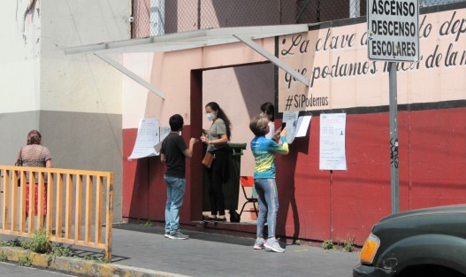 Durante la jornada de consulta sobre la Revocación de Mandato en Xalapa, pese a que se concentran los electores de varias casillas en una sola, la afluencia de los mismos se nota con mucha sana distancia. 
