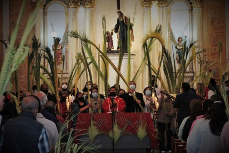 Mientras en las urnas parece ser que habrá pocos votos, en las iglesias se ven muchos devotos. La santa distancia quedó para las casillas.