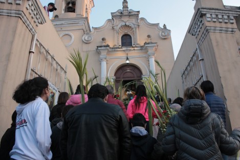 Mientras en las urnas parece ser que habrá pocos votos, en las iglesias se ven muchos devotos. La santa distancia quedó para las casillas.