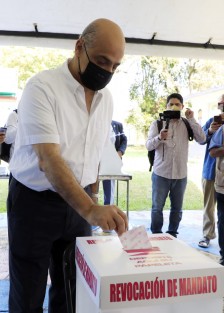 La consulta de Revocación de Mandato es una oportunidad histórica para evaluar a los gobernantes y contribuir a que cada vez se tengan mejores autoridades que sirvan a la sociedad y no se sirvan del cargo, afirmó el presidente municipal Ricardo Ahued Bardahuil tras emitir su voto este domingo en la casilla instalada en el fraccionamiento Las Ánimas.