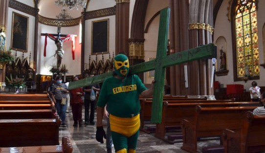 Su caminata la inició desde la Catedral Metropolitana de Xalapa, donde recibió la bendición del párroco, pues avanzará hasta llegar a la zona de La Mancha y la planta nucleoeléctrica de Laguna Verde.