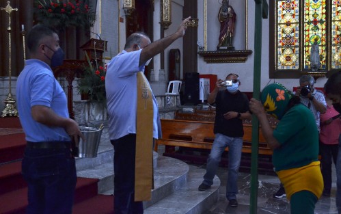 Su caminata la inició desde la Catedral Metropolitana de Xalapa, donde recibió la bendición del párroco, pues avanzará hasta llegar a la zona de La Mancha y la planta nucleoeléctrica de Laguna Verde.