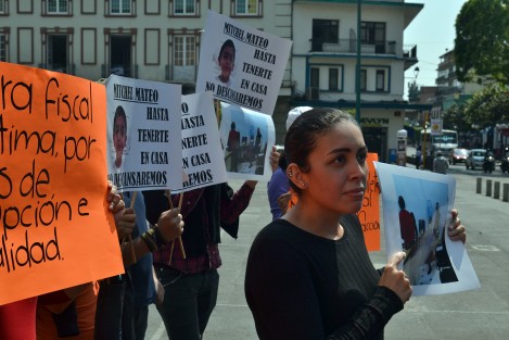 Con manifestación en la Plaza Lerdo y bloqueando la circulación en la calle de Enríquez la señora Gloria Martínez Mortera exigió que fuera retirada de sus caso, la fiscal séptima especializada en delitos cometidos contra la familia, niña, niños y trata de personas del XI distrito de Xalapa, Yesenia Zavaleta Méndez.