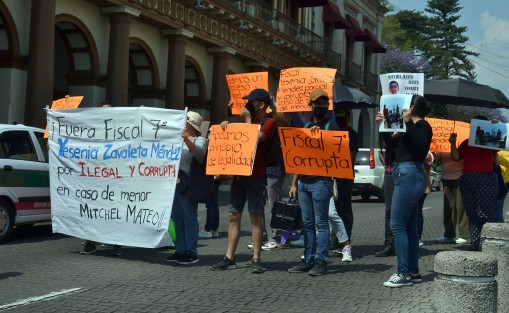 Con manifestación en la Plaza Lerdo y bloqueando la circulación en la calle de Enríquez la señora Gloria Martínez Mortera exigió que fuera retirada de sus caso, la fiscal séptima especializada en delitos cometidos contra la familia, niña, niños y trata de personas del XI distrito de Xalapa, Yesenia Zavaleta Méndez.