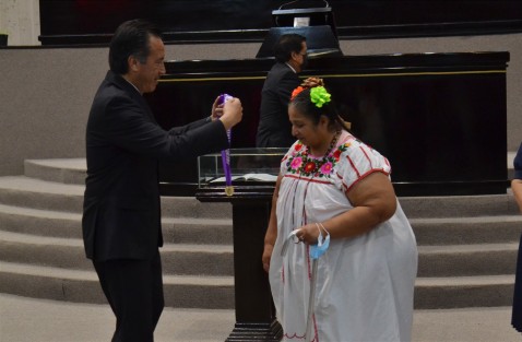  El gobernador Cuitláhuac García Jiménez y el Congreso local entregaron el Premio Estatal de la Mujer a Martha Soledad Gómez Atzin, integrante y directora del colectivo Mujeres de Humo que ha dado un lugar relevante a la cocina tradicional totonaca ante los ojos del mundo.

