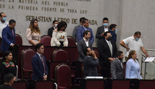 Durante la sesión en que se prolongó el periodo de Inés Romero como presidenta del Poder Judicial, el diputado panista Miguel Hermida le fue a reclamar a la presidenta de la Legislatura, Cecilia Guevara, que no les permitieran pronunciarse, mientras morenistas le gritaban fuera.