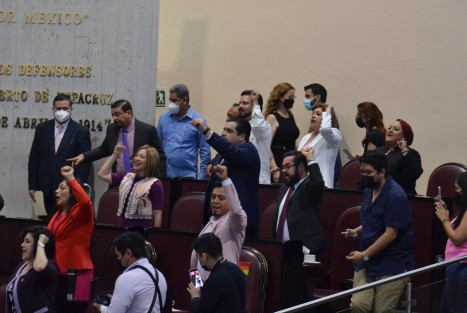 Durante la sesión en que se prolongó el periodo de Inés Romero como presidenta del Poder Judicial, el diputado panista Miguel Hermida le fue a reclamar a la presidenta de la Legislatura, Cecilia Guevara, que no les permitieran pronunciarse, mientras morenistas le gritaban fuera.