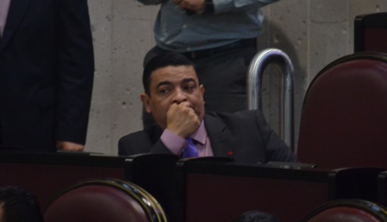 Durante la sesión en que se prolongó el periodo de Inés Romero como presidenta del Poder Judicial, el diputado panista Miguel Hermida le fue a reclamar a la presidenta de la Legislatura, Cecilia Guevara, que no les permitieran pronunciarse, mientras morenistas le gritaban fuera.