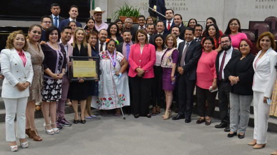 En Sesión Solemne del Congreso, el Gobernador Cuitlahuac García Jiménez entregó a Martha Soledad Gómez Atzin el Premio Estatal a la Mujer Veracruzana, por su labor a favor de las mujeres indígenas mediante su cocina, creencias, tradiciones y respeto, otorgando a nuestro Estado una gastronomía única en el país, le acompañan la presidenta del congreso y del poder judicial.