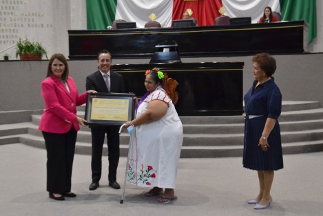 En Sesión Solemne del Congreso, el Gobernador Cuitlahuac García Jiménez entregó a Martha Soledad Gómez Atzin el Premio Estatal a la Mujer Veracruzana, por su labor a favor de las mujeres indígenas mediante su cocina, creencias, tradiciones y respeto, otorgando a nuestro Estado una gastronomía única en el país, le acompañan la presidenta del congreso y del poder judicial.