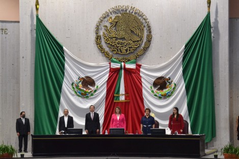 En Sesión Solemne del Congreso, el Gobernador Cuitlahuac García Jiménez entregó a Martha Soledad Gómez Atzin el Premio Estatal a la Mujer Veracruzana, por su labor a favor de las mujeres indígenas mediante su cocina, creencias, tradiciones y respeto, otorgando a nuestro Estado una gastronomía única en el país, le acompañan la presidenta del congreso y del poder judicial.