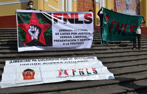 Integrantes del Frente Nacional de Lucha por el Socialismo en Veracruz se manifestaron en Plaza Lerdo para exigir la liberación de su compañero, Higinio Bustos Navarro, detenido desde mayo de 2021.  Higinio Bustos está detenido acusado del asesinato de un elemento del Ejército, pero sus defensores atribuyen su detención a su activismo por la liberación de presos políticos y defensa de tierras comunales.