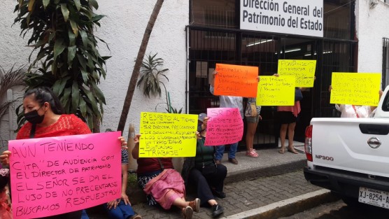 Un grupo de vecinos de la zona sur de la ciudad de Xalapa, se manifestaron afuera de las instalaciones de la Dirección General de Patrimonio del Estado de Veracruz, en Xalapa, solicitan la regularización de predios para 75 familias.
