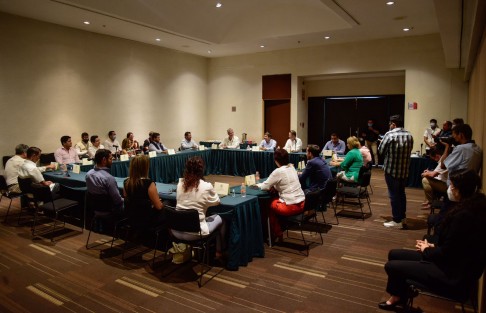 Veracruz trabaja en su recuperación como destino turístico mediante la coordinación de autoridades estatales y prestadores de servicios, pasando de tener 3% en ocupación hotelera, en los momentos más críticos de la contingencia sanitaria, a 80% previo a esta Semana Santa, afirmó el titular de SECTUR, Iván Martínez Olvera, en reunión de trabajo con integrantes de cámaras empresariales, asociaciones del sector y ayuntamientos de la región Primeros Pasos de Cortés.  