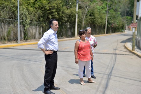  La Secretaría de Infraestructura y Obras Públicas (SIOP) concluyó la primera etapa de acciones en la calle Montes de Xalapa, de la colonia Mártires de Chicago, una de las más azotadas por el huracán Grace en la capital, donde el gobernador Cuitláhuac García Jiménez supervisó el inicio de una segunda fase de trabajos.