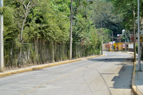  La Secretaría de Infraestructura y Obras Públicas (SIOP) concluyó la primera etapa de acciones en la calle Montes de Xalapa, de la colonia Mártires de Chicago, una de las más azotadas por el huracán Grace en la capital, donde el gobernador Cuitláhuac García Jiménez supervisó el inicio de una segunda fase de trabajos.